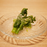 銀座 鮨 いな田 - ◆菜の花 お浸し
                    瑞々しく春らしい香りが鰹節の風味とともに広がる。