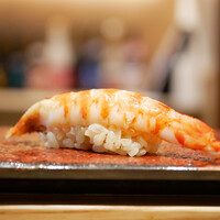 銀座 鮨 いな田 - ◇車海老（鹿児島）
                    噛みしめる度に甘みに乗せて膨らむ車海老の風味をシャリの酸味が程よく引き立てます。