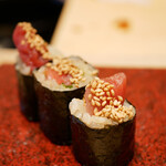 Ginza Sushi Inada - 爽やかな赤身の味わいに紫蘇が綺麗に香りを添えて引き立つおいしさ。