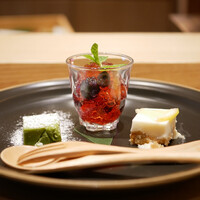 銀座 鮨 いな田 - ☆デザート
                    レモンチーズケーキ、抹茶の生チョコ、ミックスベリーのゼリー