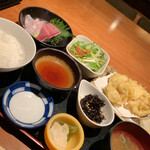 猿蔵 - 真鱈と白子の天ぷらと地魚の刺身定食１３００円
