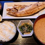 北の味紀行と地酒 北海道 - 炙りほっけ定食税抜1280円　20cm超の脂のったほっけ　今日のお味噌汁は鮭入り