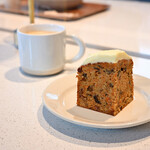 KNAG - [左奥]自家製チャイ(Hot)@税込620円│[右手前]キャロットケーキ＠税込580円