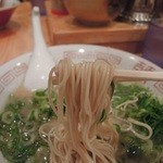 博多ラーメンセンター - 【再訪】茹で加減を生にしたらさすがに硬すぎた(笑)