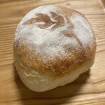 小さい芽 - ブール小…外側はややしっかりめ、中はもっちりふわふわ