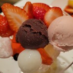 渋谷西村 フルーツパーラー - 苺クリームあんみつ。