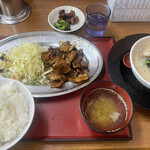 ライスとらーめん 立川家 - 豚バラ焼肉定食　880円 家系ラーメン（塩・ハーフ）350円　サービス漬物！