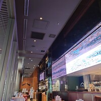Japanese Restaurant KINZA - 店内にはどーんと大きなモニター？が