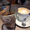 イキ エスプレッソ - ドリンク写真:左:アイスコーヒー　右:フラットホワイト