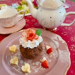マイペリドット カフェ - チョコトリュフケーキ苺のバラ添え