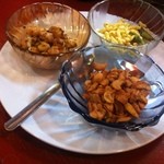南インド料理 なんどり - インドなオードブル三点盛り（500円）手前から時計回りにマサラカシューナッツ、豆のココナッツ炒め、スパイスライスパフ
