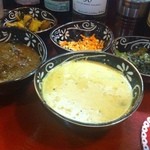 南インド料理 なんどり - マンゴーカレー（手前、1,200円）、マトンカレー（左手前、1,200円）とセットの茄子のポリヤル（右奥）、ニンジンサラダ（中奥）、じゃがいものポリヤル（左奥）