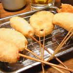 Kushikatsu Dengana - 串かつは、牛、チキン、ウインナー、玉ねぎ、茄子