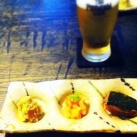 ごはんや 要兵衛 - つきだしは空豆とベーコンのおから、つぶ貝、南瓜のピリ辛炒め