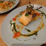 Bistro TAKU - スズキを、春巻きのようななんとか〜という皮で包んでサクッとパリッと食します♪ほうれん草となんとかのソース♪