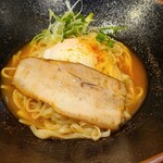 おっくん堂 - ぜ麺【並　1.5玉】2辛(税込800円)
            チョイ汁があるラーメン？！
            炙りチャーシュー&温玉&刻み葱
            少し辛さはあるが温玉で完全に中和
            3辛で良かったかも
            ちなみに山椒の痺れる様なピリピリ感は無い