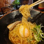 おっくん堂 - まぜ麺【並　1.5玉】2辛(税込800円)
            コシのある平麺、1.5玉でしたが2玉～2.5玉位は頼んだ方が無難かも
            トッピングのバリエーションが多いので、アレコレと追加するのが正しい食べ方なのかも