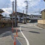 喜文 - 住宅街の中にあります　少し分かりづらいかも　後ろの鉄塔は国土交通省中部地方整備局紀勢国道事務所