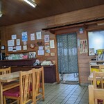 喜文 - 店内の様子　テーブル席が7卓　奥が厨房
