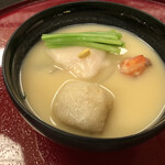 京懐石 螢 - お椀（白味噌に揚げ里芋、車海老、はなびら餅）