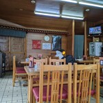 喜文 - 店内の様子　何故かジョン・レノンのポスターが