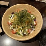 沖縄料理・島酒場 がらくた - 海ぶどうと島野菜の長寿サラダ。