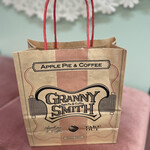 GRANNY SMITH APPLE PIE & COFFEE - 紙袋に入れてくれました(紙袋無料でした)