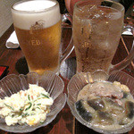 四季の味処　髭ダルマ - 生ビールとハイボールで乾杯。
      付き出しは、ポテトサラダとナス味噌。
      結構なボリュームです。
      家庭的な味付けがイイカンジ♪