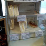 パン工房桜道 - サンドイッチは冷やされて陳列