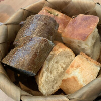 ル・ニコ・ア・オーミナミ - パンは3種…「竹炭とミルクを使った黒いパン」、「フォカッチャ」、「バゲット」