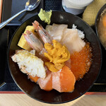 恵比寿 桜 - 豪華な海鮮丼。