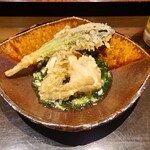 日本料理 徳専 - ▷揚物
      フグとフキノトウと行者大蒜の揚げ物になります。
      下に生海苔の餡がありますので
      絡めてお召し上がり下さい
      
      旨みタップリなフグの揚げ物に
      蕗の薹の心地よい濃い目な苦味と軽い揚げ具合❕