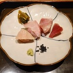 日本料理 徳専 - ▷お造り
      左手から順番にサワラ、クエ、メジマグロになります。
      手前にわさびと炭塩がございます。
      との説明。