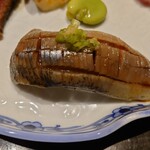 日本料理 徳専 - イワシのお寿司は脂が乗ってて美味しい味わい。