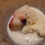 日本料理 徳専 - 酸味爽やかな苺にバニラアイス、柔らかな餅の皮。﻿ この組み合わせで美味しくない筈はない❕