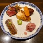 日本料理 徳専 - ▷八寸？
      鰯のお寿司、カラスミ一貫、ローストビーフ、
      下にうどのきんぴら、マハタの焼物、
      しぐれ大根の酢漬け、れんこんのつみれ？
      
      お酒に合いそうな品々が並んでる？（笑）