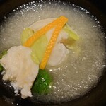 日本料理 徳専 - 切って口の中に入れると
      貝柱の弾力と旨みタップリな味わいが口の中に広がる❕
      出汁汁には大根のみぞれが入っており
      サッパリ感と旨みのバランスが面白い味わい❕
      真丈でこんなにも心が躍ったのは初めて