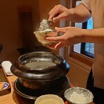 日本料理 徳専 - ▷食事
      ○釜炊きご飯
      このお店のメインと常連さん、女将さんも語ってる。
      女将さんが茶碗によそって下さった。