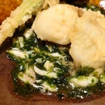 日本料理 徳専 - 行者大蒜のほんわりニンニクの香ばしさが香る
      カラッと軽い揚げ方。
      
      下には生海苔の風味が豊かなトロミある餡。
      フグのほぐし身とアラの出汁なのか
      この餡にも旨みがあってこれは旨いよねえ