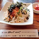 Sumibiyakiniku Mito Mito - 米澤豚のはみ出し男丼付け合せ大根サラダ