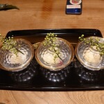 日本料理 徳専 - ▷デザート
      ○苺の雪見大福
      
      ゆずり葉の上に載せられたスプーン。
      アオモジの枝が容器に載せられてた。