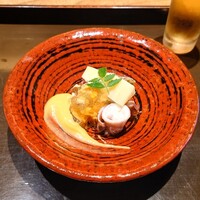 日本料理 徳専 - ▷突き出し
                    帰路小ネギと蓬風を辛子酢味噌で和えてあります。
                    上に京都の筍ですね。手前に（どうまがあじ？）鯵と
                    新イカです。
                    辛子酢味噌が手前にありますので
                    お好みで付けてお召し上がり下さい