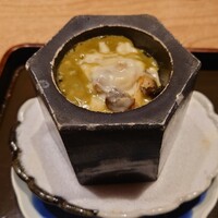 日本料理 徳専 - 石焼きの器の予熱でグラグラ煮られてる
                    
                    アワビの弾力感と磯の味わいに
                    チーズの様な味わいの山羊の乳
                    これも旨いよお〜❕