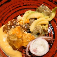 日本料理 徳専 - 一番上の爽やかな木の芽と筍をコリッと食べて次に進む。
                      
                      辛子酢味噌のからしの効き具合が良いねえ❕
                      餡の中には
                      唐揚げの鯵？が軽い味わい。
                      イカも旨みがシッカリとある。