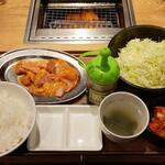 焼肉ライク - 気仙沼ホルモンセット (税込)890円 ※スープの蓋を取った後 (2023.02.23)