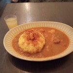 Roji Urano Curry Yasan Himawari - トマトチキンカレー。小さいグラスは口直しの乳酸菌飲料。