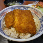 Tsurukisoba - 福井はソースカツ丼らしい｡
                        岡山のソースカツ丼とはまた違った味｡
                        ウスターソースと蒲焼きのタレを
                        ミックスしたような甘めのソース｡
                        カツは薄めで平たく､脂身が無いから
                        アッサリいただける｡