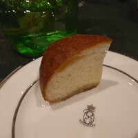 SALONE 2007 - 小さい方のパン(フォカッチャ)を気に入っているので、2個お願いしたら、 『1個だけです。』と言って、パンを持ってきた人は帰ってしまいました。