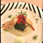 リストランテ ピノキオ - 海の幸の宝石様　アワビ　さわら　ホタテ　繋ぎに他の魚達が黒キャベツの中に凝縮byまみこまみこ