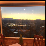 リストランテ ピノキオ - ワタクシの座ったテーブルからの秩父のpanorama  窓ガラスは真横に長く　素晴らしきパノラマviewなんです　byまみこまみこ